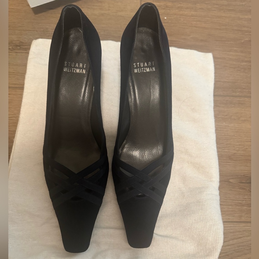 Stunning Stuart Weitzman navy suede kitten heel. Size 7m